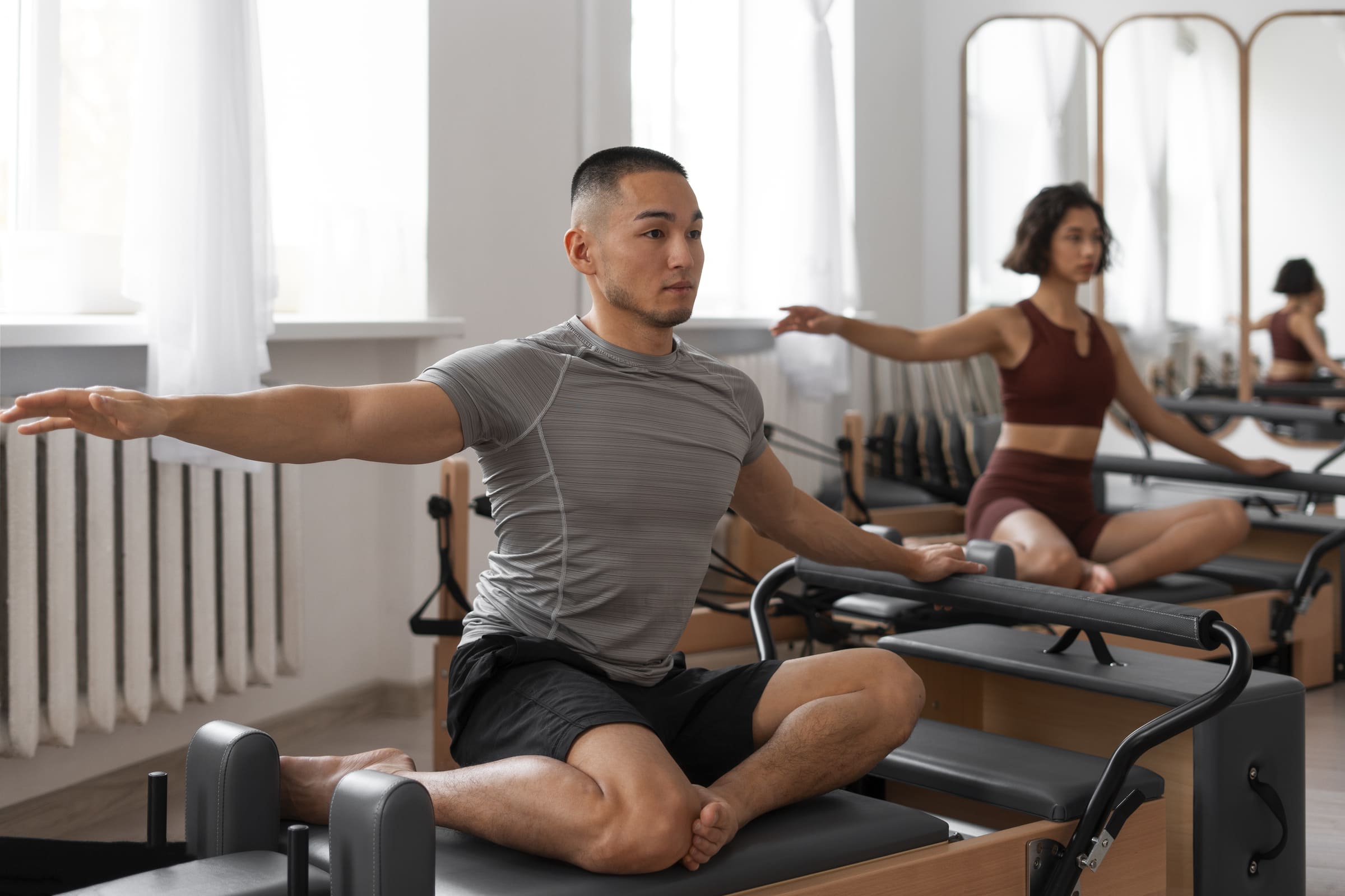 Homme pratiquant le pilates sportif