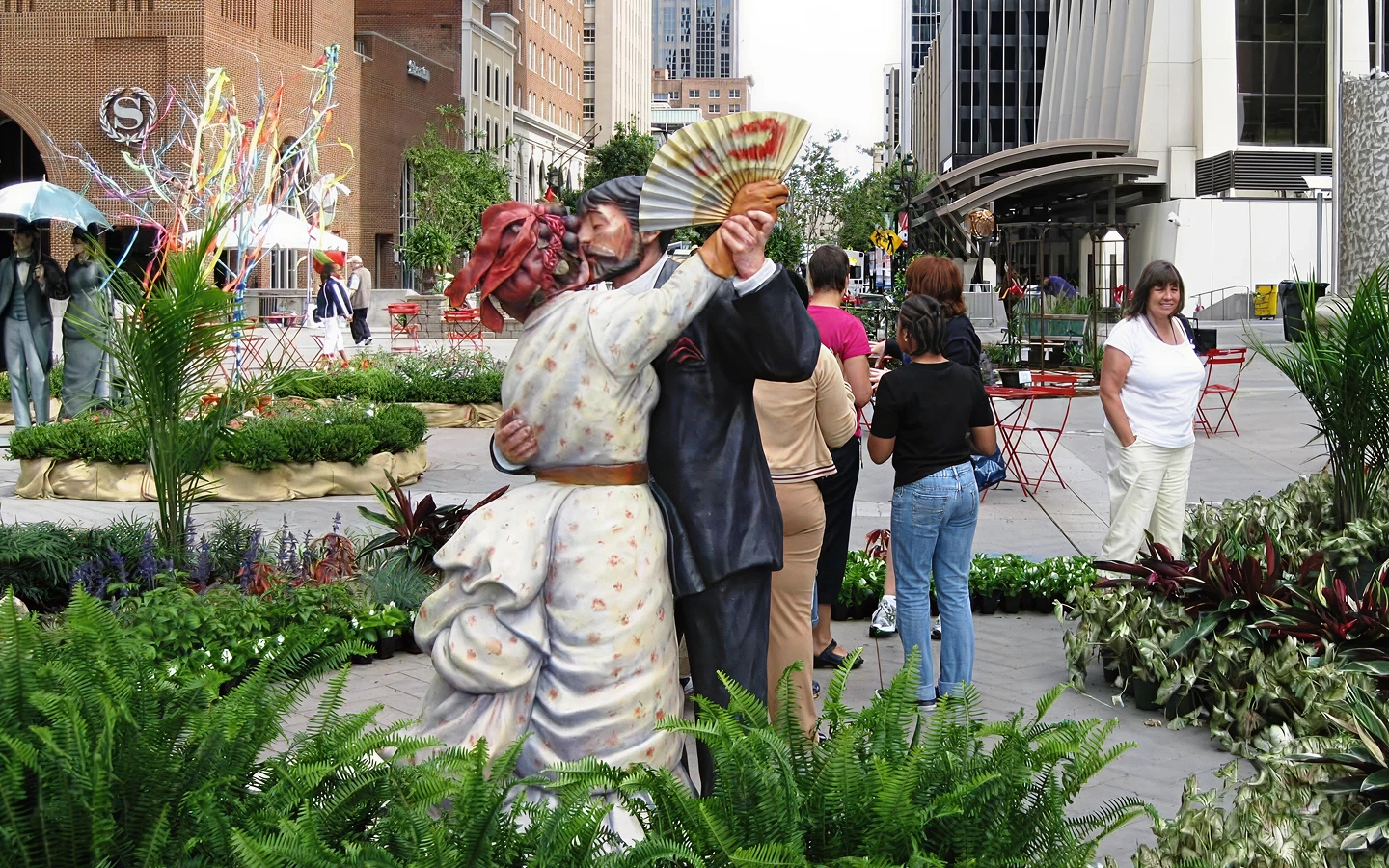 A statue of a man and woman dancing.