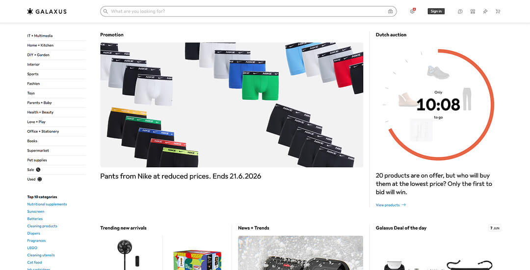 Galaxus Online-Shop-Homepage з einem Werbebanner für reduzierte Nike-Unterwäsche und einem „Dutch auction“-Bereich mit Countdown-Timer auf der rechten Seite