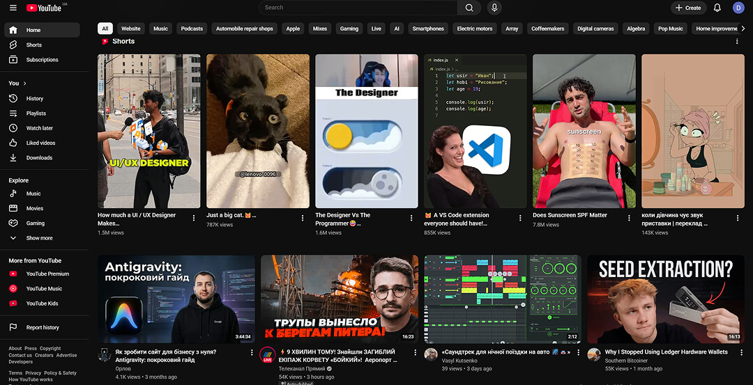 YouTube-Startseite im Dark Mode mit einer Reihe von „Shorts“-Videos und einem Raster mit Standard-Videoempfehlungen und verschiedenen Thumbnails