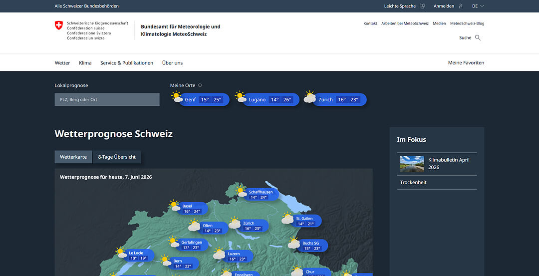 Homepage der MeteoSchweiz-Wetterwebsite mit einem dunklen Layout, einer regionalen Prognosekarte für die Schweiz und aktuellen Temperaturen für verschiedene Schweizer Städte