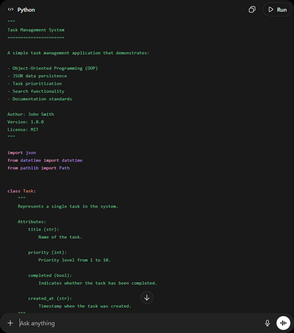 Ein Code-Editor-Fenster im Dark Mode, das den Beginn eines Python-Skripts für ein „Task Management System“ zeigt, einschließlich Docstring-Header, Imports und dem Beginn einer „Task“-Klassendefinition