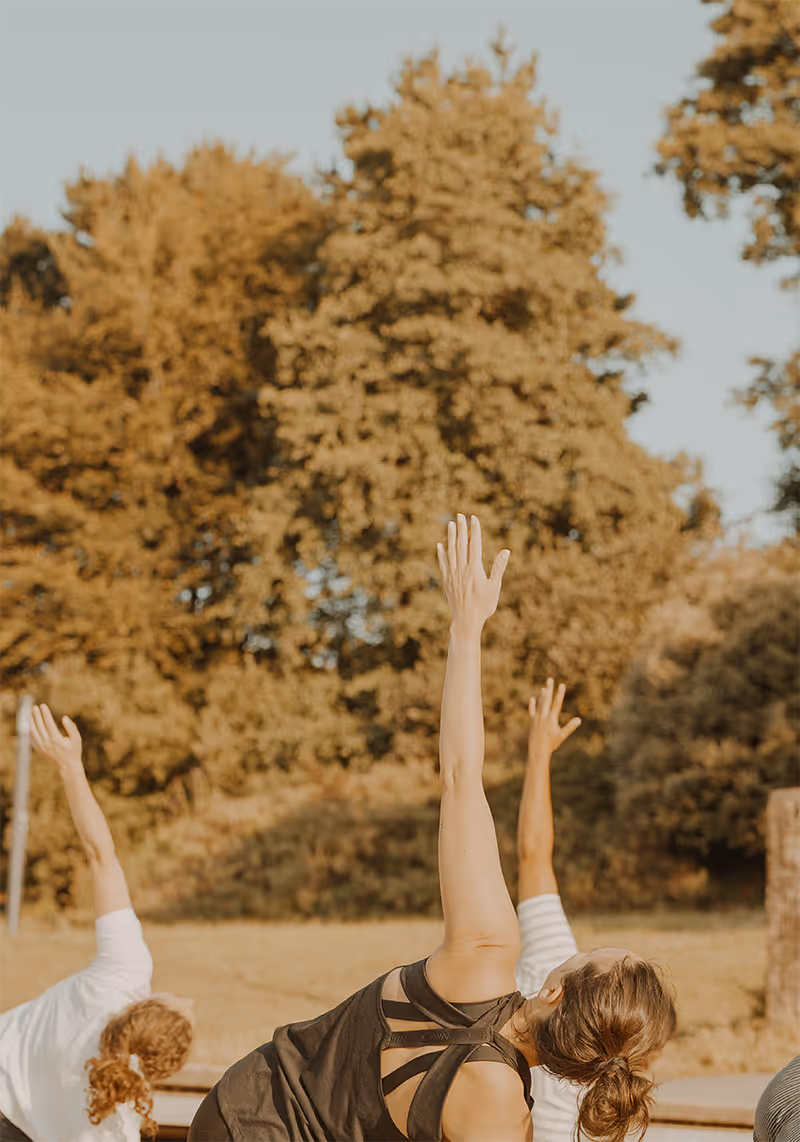 Cours collectifs matinal le matin de yoga vinyasa sur la plage