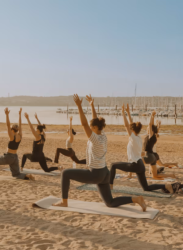 Cours de yoga vinyasa brest sur la plage