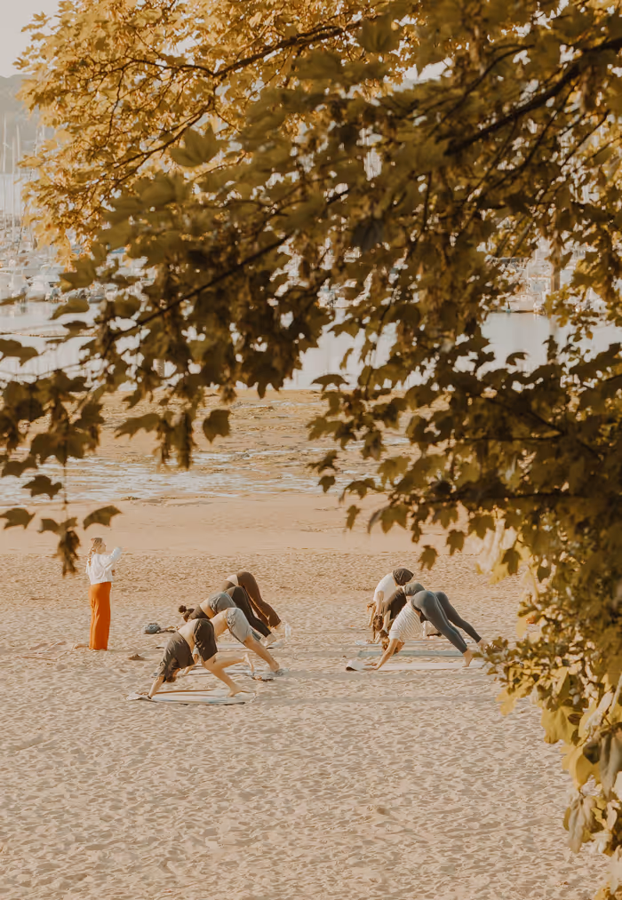 Cours sur la plage studio soleil vinyasa