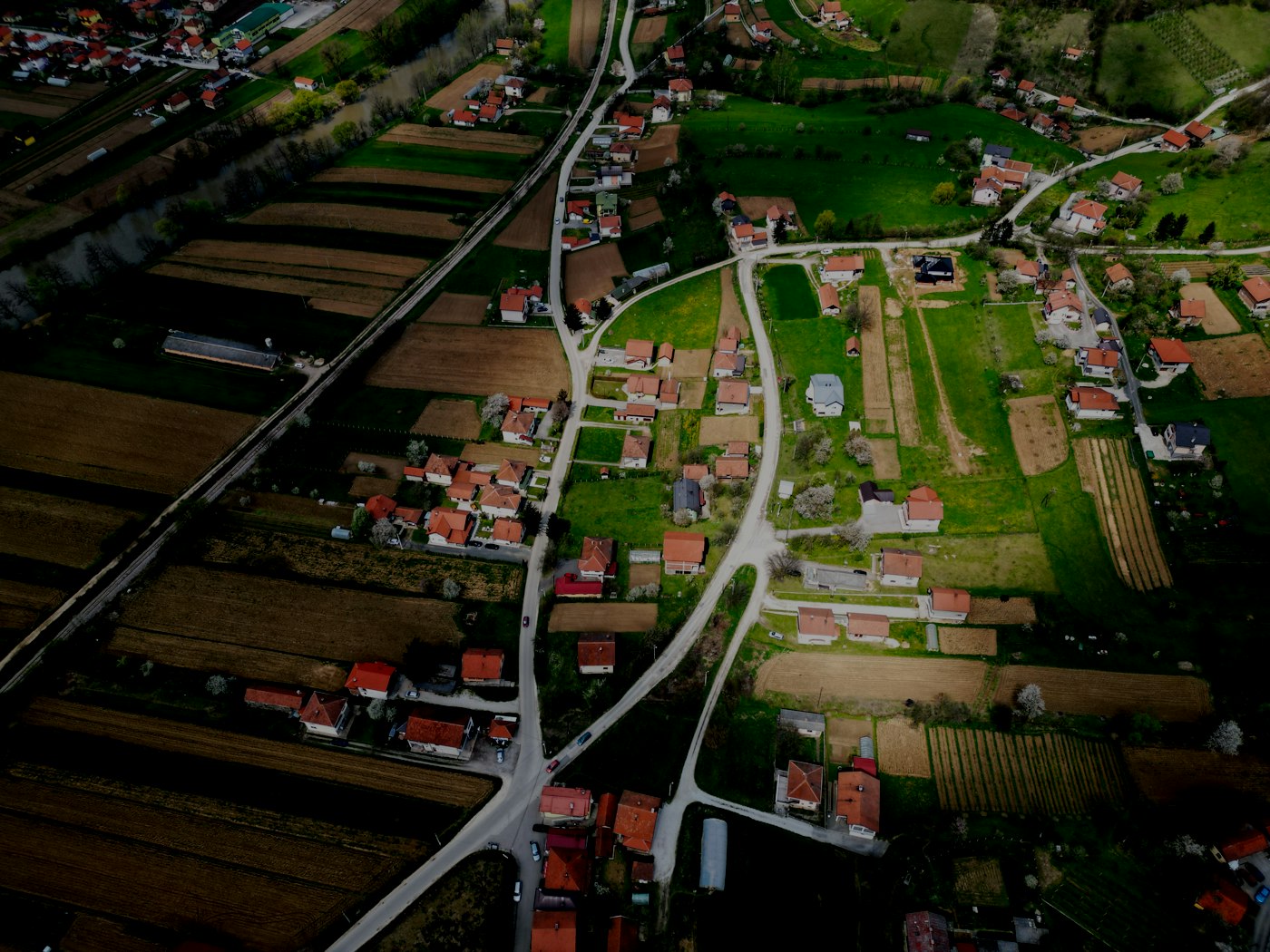 Vue aérienne d'un village rural et de champs agricoles