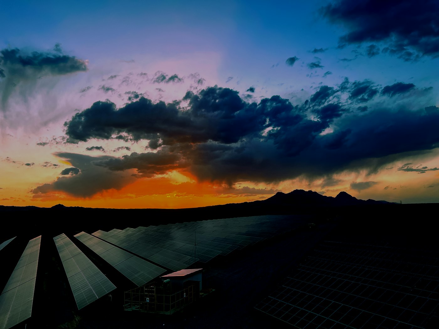 Centrale solaire dans un paysage désertique