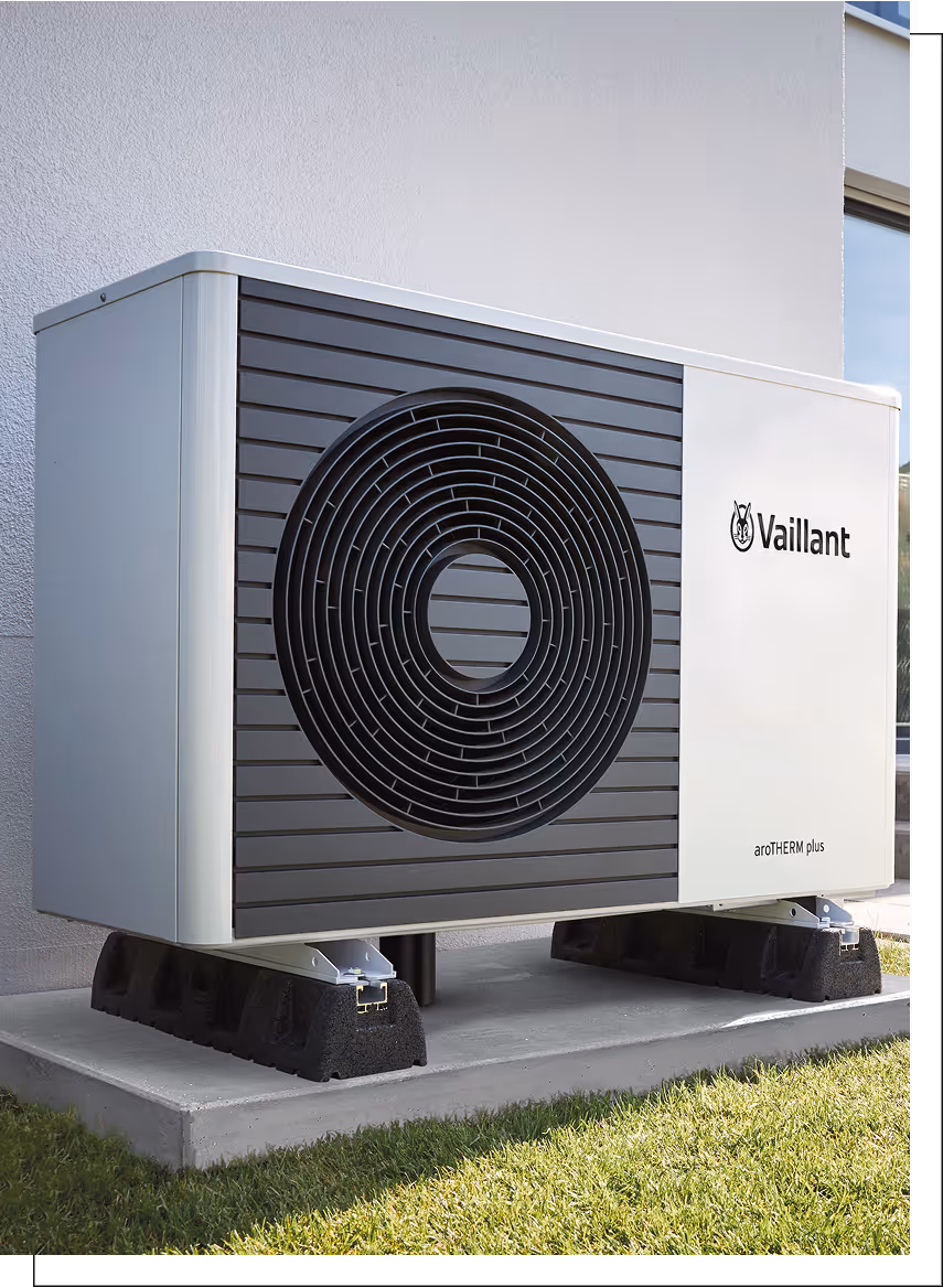 Wärmepumpe von Vaillant auf der Terrasse eines Neubaus