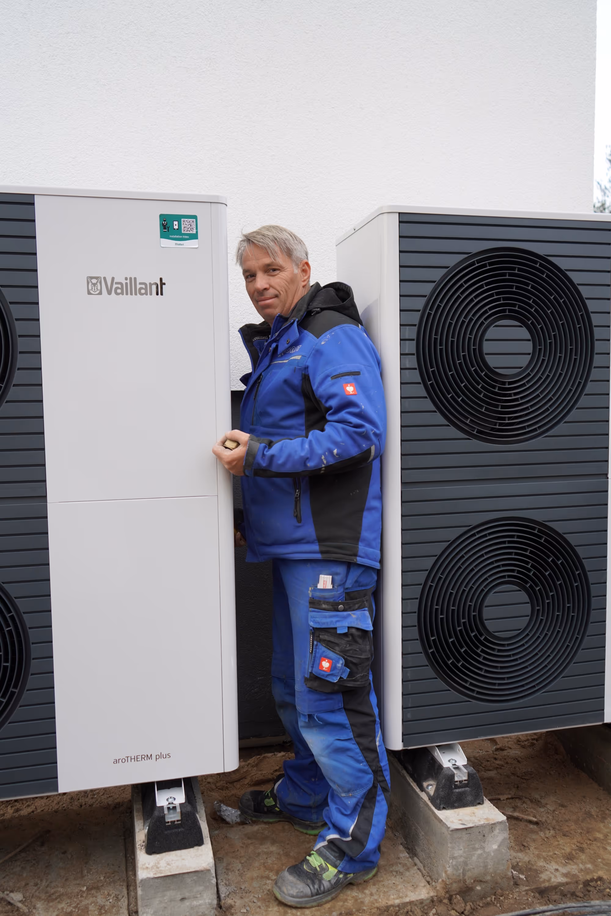 Gast Mitarbeiter installiert eine Wärmepumpe von Vaillant