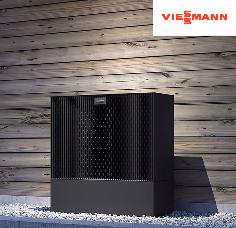 Vitocal Wärmepumpe von Viessmann vor Hauswand mit Holzvertäfelung auf grobem Kies.