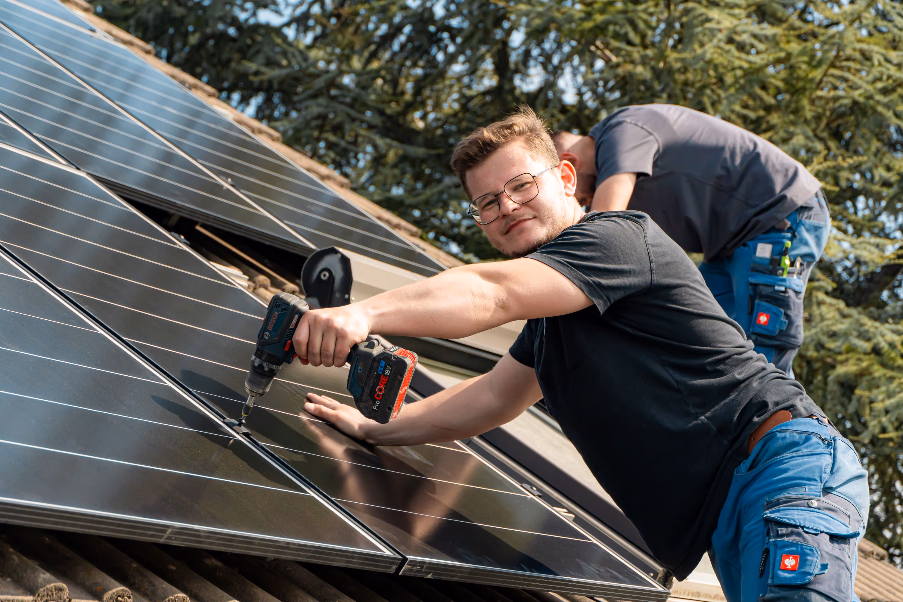 Mitarbeiter installieren Photovoltaik-Panels