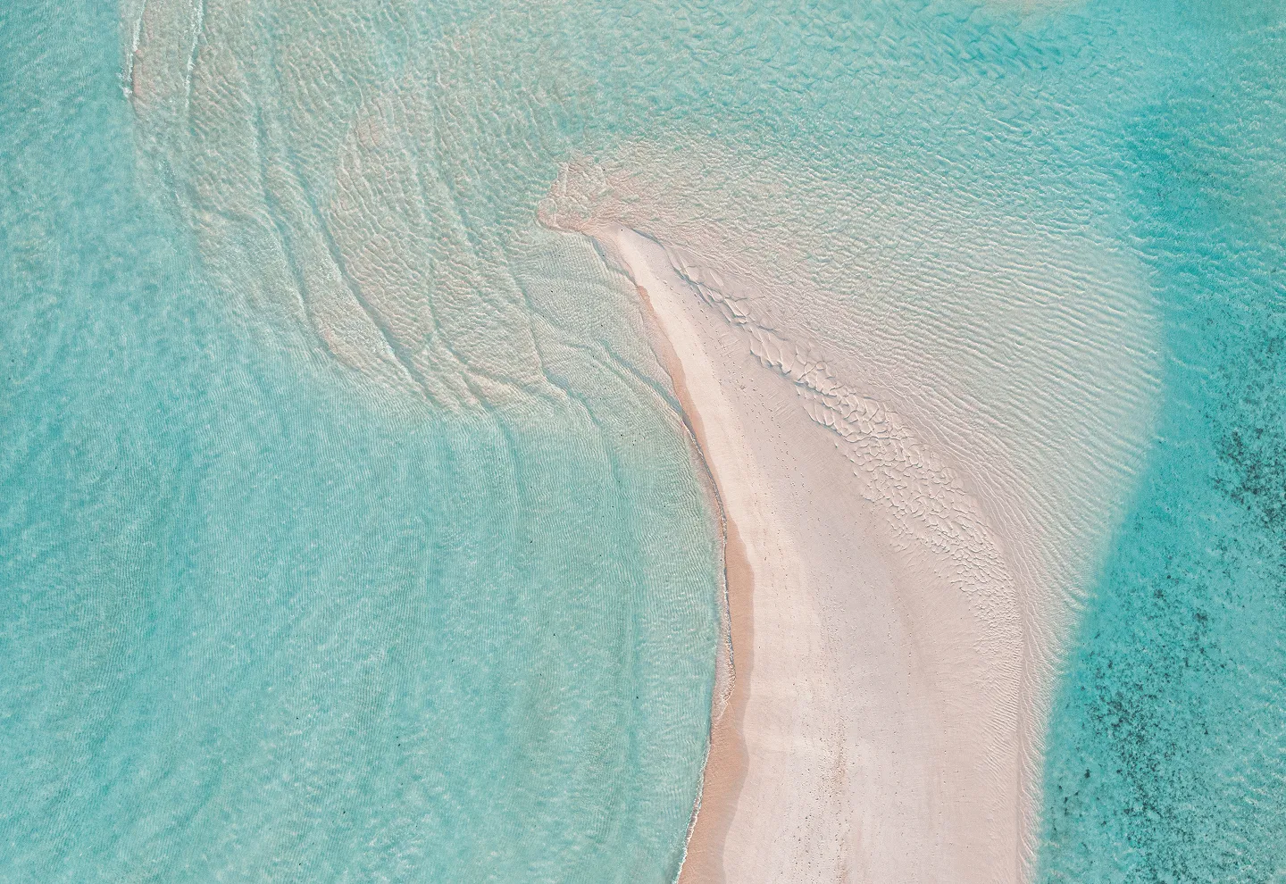 Vue aérienne d’une plage de sable blanc et d’eau turquoise à l’île Maurice avec MJ Holidays.