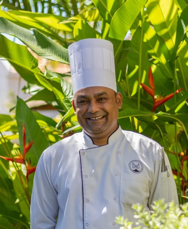 Chef du restaurant préparant un plat raffiné avec MJ Holidays à l’île Maurice.