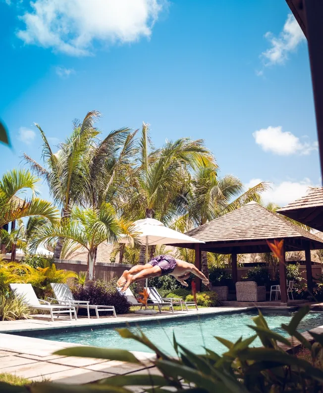 Piscine privée d’une villa élégante à l’île Maurice avec MJ Holidays.