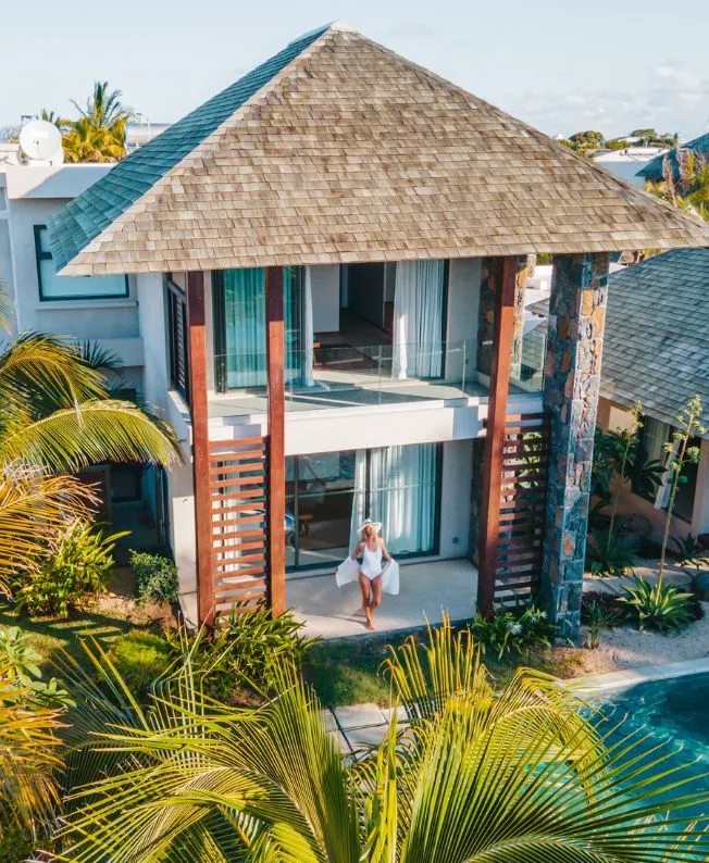 Villa d’exception entourée de jardins luxuriants et d’eau turquoise, invitation au luxe et à la détente avec MJ Holidays.
