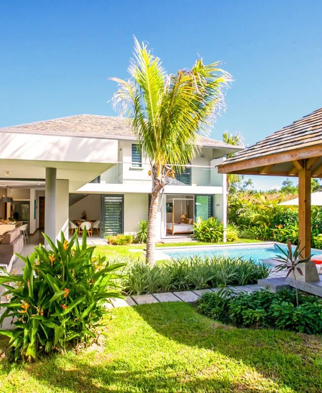 Villa élégante entourée d’une verdure luxuriante, havre de paix et d’harmonie naturelle signé MJ Holidays.