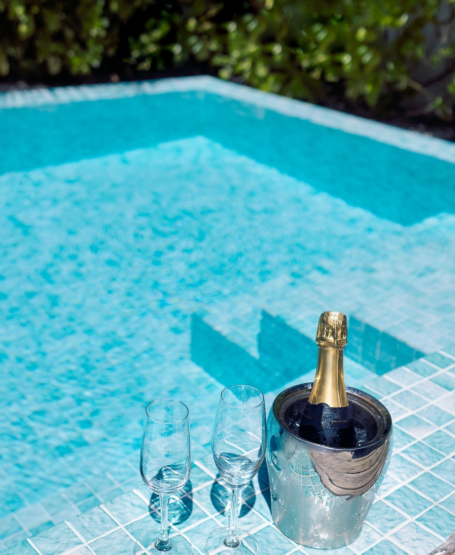 Champagne au bord de la piscine, célébration du luxe et de la douceur de vivre avec MJ Holidays.