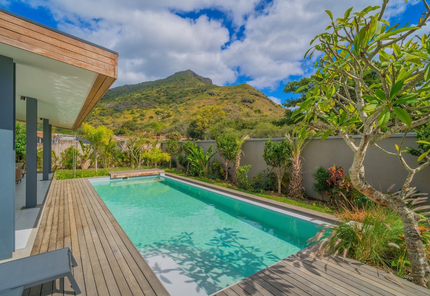 Piscine privée entourée de verdure tropicale, refuge d’élégance et de détente absolue avec MJ Holidays.