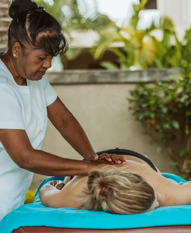 Massage relaxant au cœur d’un cadre apaisant, expérience de bien-être et de raffinement signée MJ Holidays.