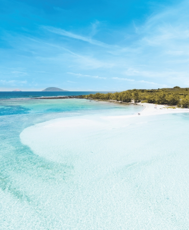 L'Atelier restaurant overlooking bright turquoise water, an alliance of gastronomy and refinement with MJ Holidays.