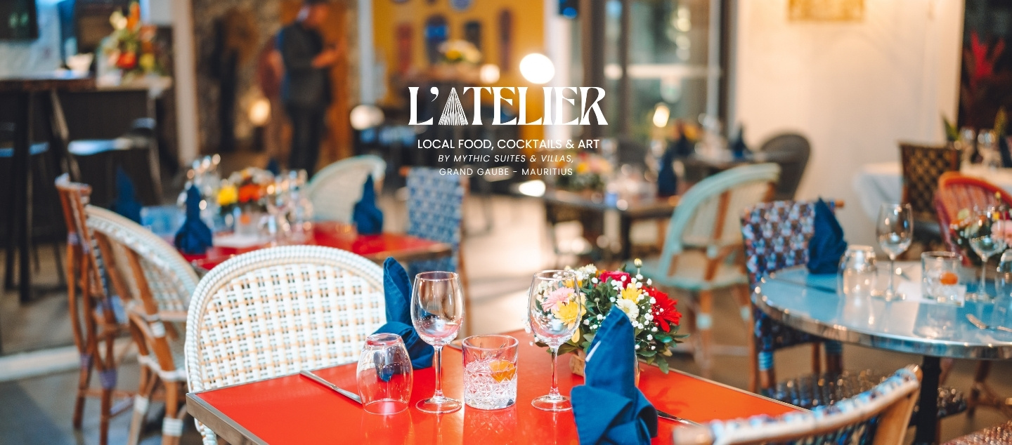 L'Atelier restaurant table bathed in tropical light, the promise of a refined dinner signed by MJ Holidays.