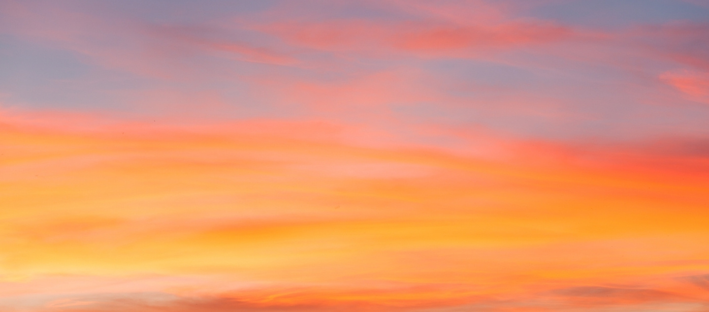 Ciel doré du coucher de soleil sur l’île Maurice, instant de beauté et de quiétude avec MJ Holidays.