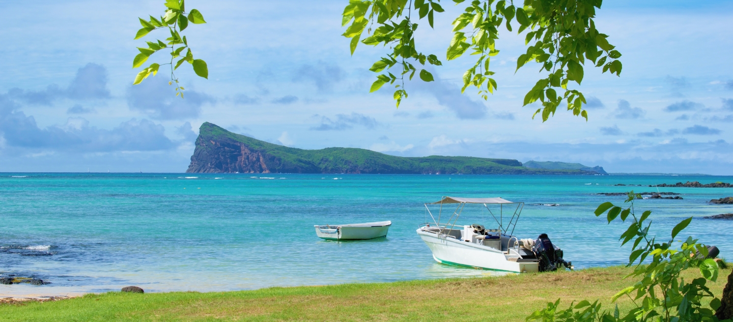 Bateau naviguant paisiblement sur une mer turquoise éclatante, symbole d’évasion et de liberté avec MJ Holidays.