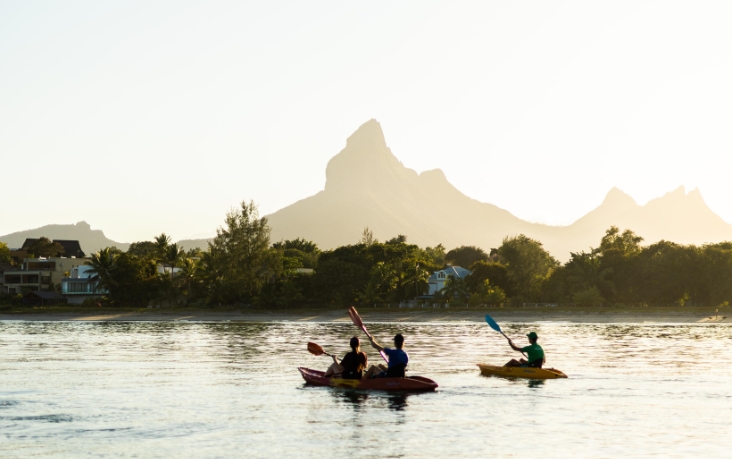 Bateaux flottant paisiblement sur une mer turquoise, symbole d’évasion et de liberté avec MJ Holidays.