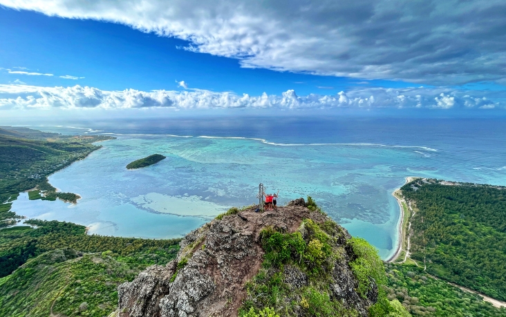 Vue aérienne de l’île Maurice dévoilant ses lagons turquoise et sa nature luxuriante, joyau tropical célébré par MJ Holidays.