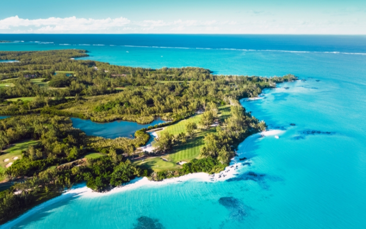 Vue aérienne de l’île Maurice révélant ses eaux turquoise étincelantes, joyau naturel sublimé par MJ Holidays.