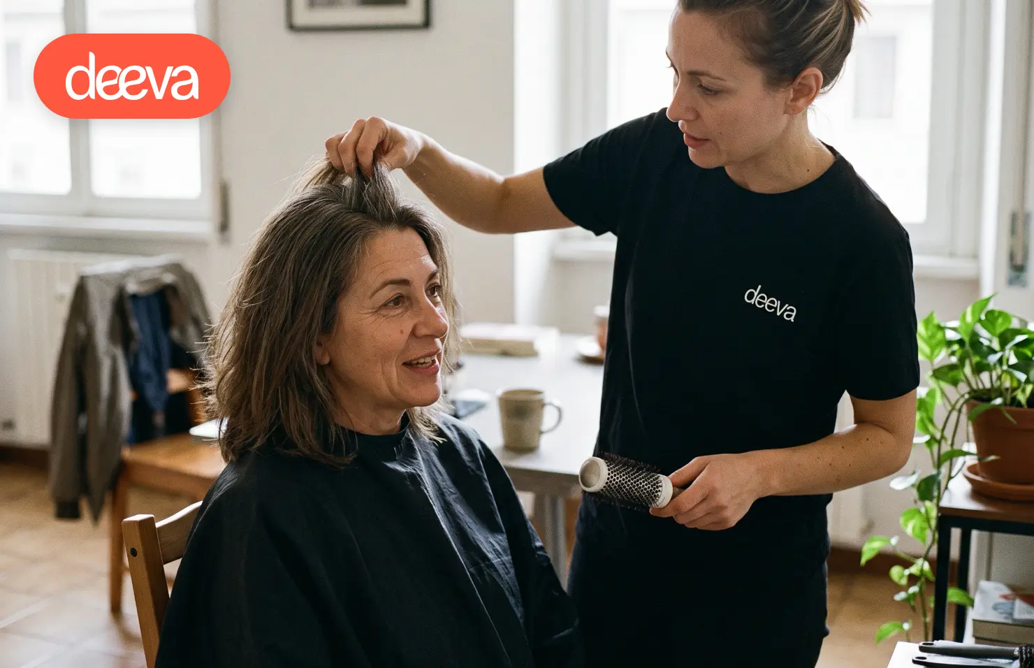 Parrucchiera a domicilio controlla il volume dei capelli brizzolati di una donna in menopausa, a casa
