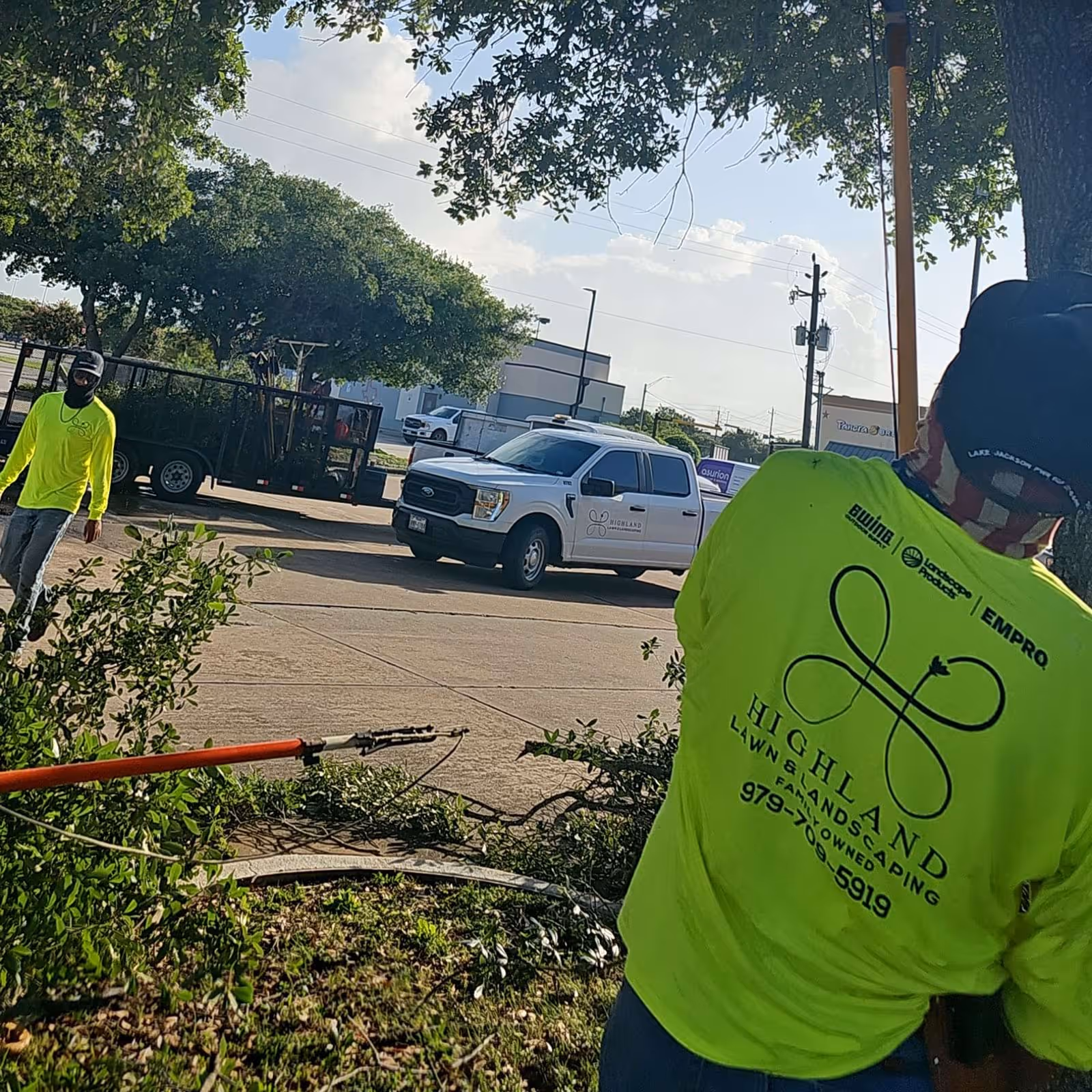 Flower bed planting and mulching in Brazoria County