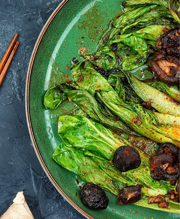 Des légumes frais préparés dans un plat coloré au restaurant à l’île Maurice, mettant en avant la cuisine saine et locale de MJ Holidays.