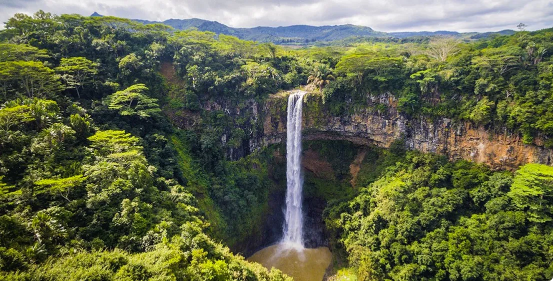 A majestic waterfall in the heart of Mauritius, offering an impressive natural spectacle to discover with MJ Holidays.