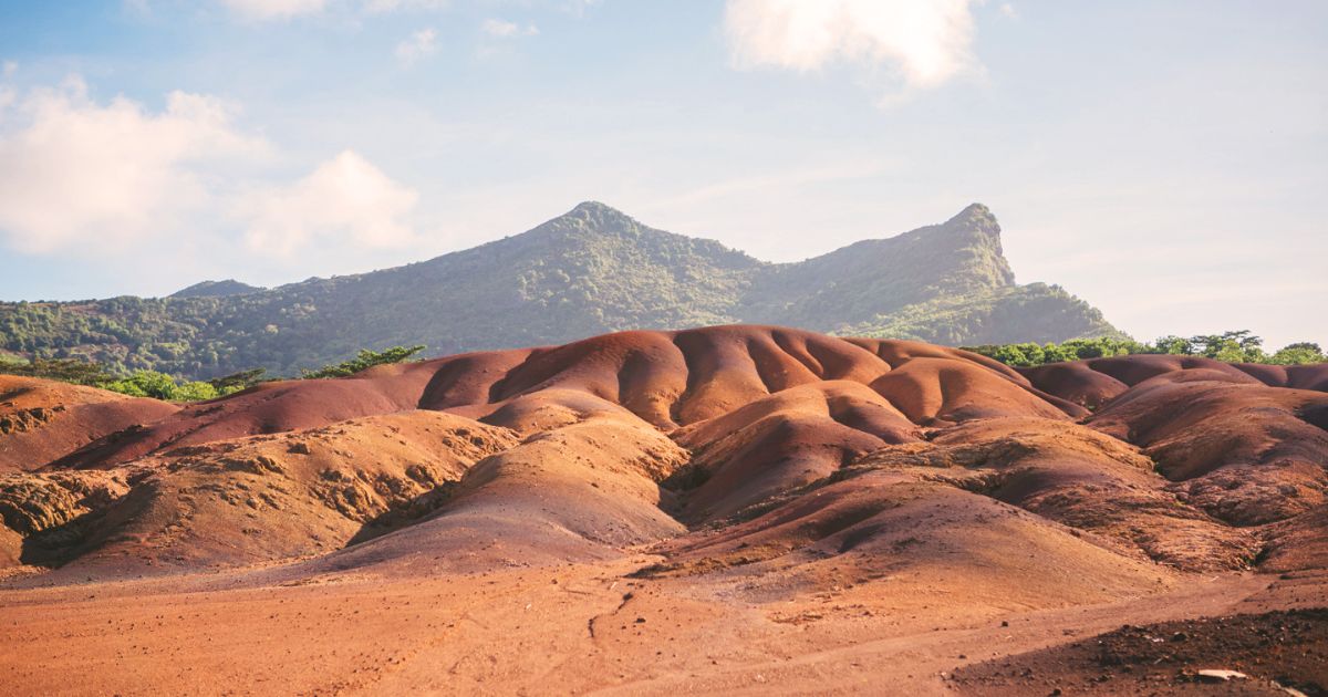 Paysage coloré des terres de Chamarel, site naturel emblématique visité avec MJ Holidays à l’île Maurice.