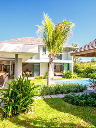 La Villa Deluxe de MJ Holidays dispose d’une piscine privée idéale pour un séjour relaxant à l’île Maurice.