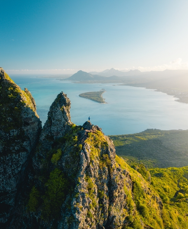 Vue panoramique de l’île Maurice depuis les sommets, offrant un spectacle naturel grandiose à découvrir avec MJ Holidays.