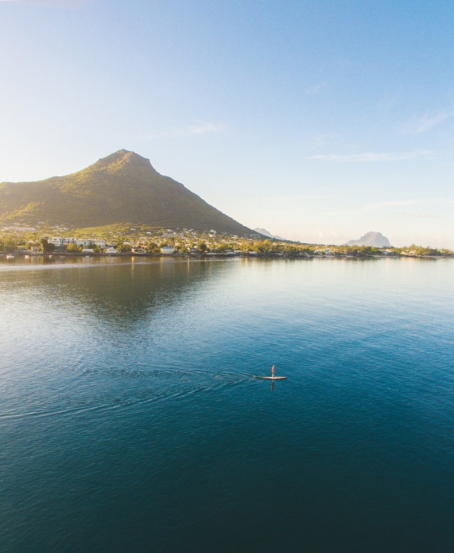 Paysage tropical avec vue sur la mer à l’île Maurice, illustrant la beauté naturelle et apaisante des séjours proposés par MJ Holidays.