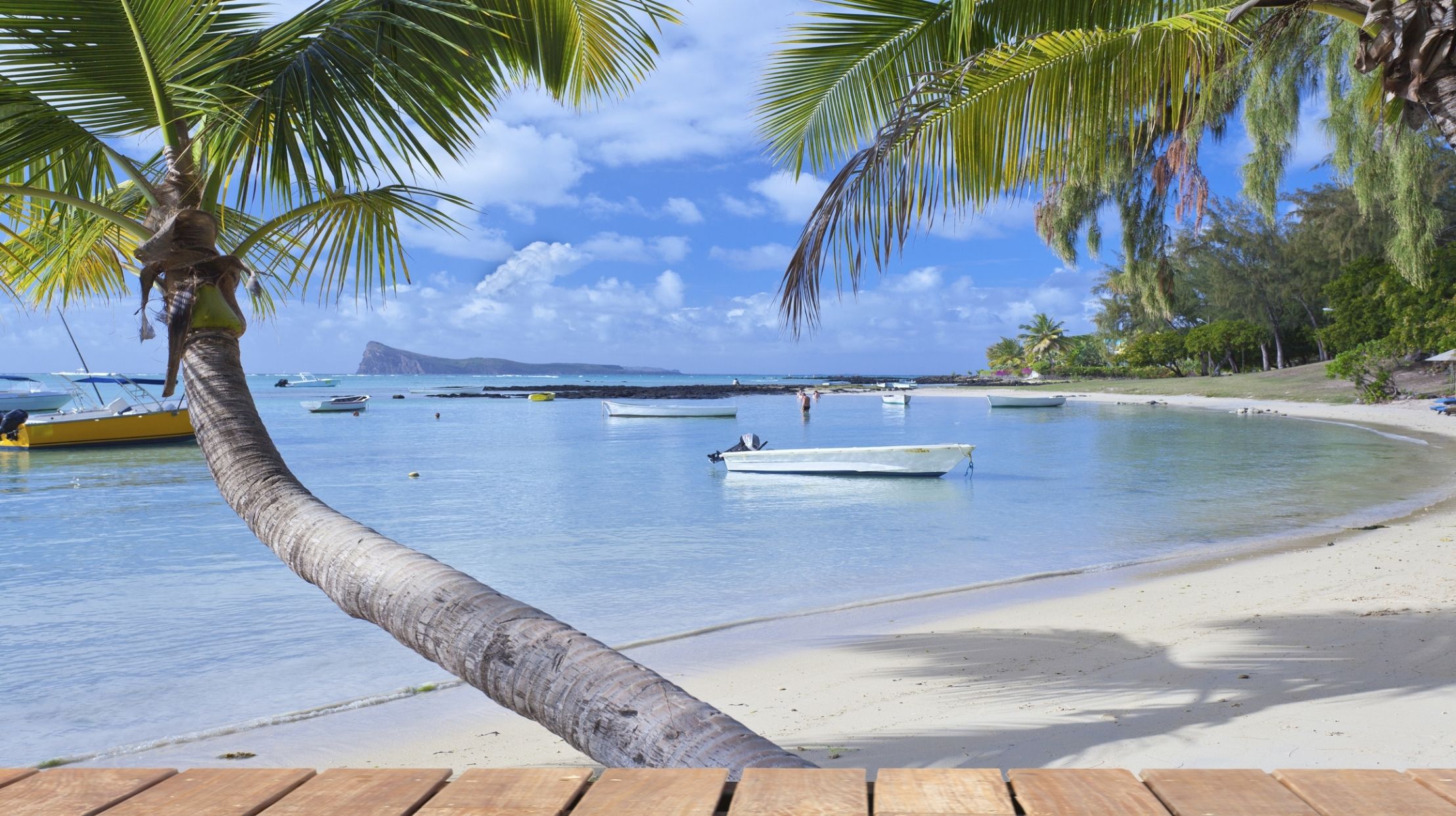 Vue sur des barques en mer à l’île Maurice, illustrant la beauté des paysages côtiers proposés par MJ Holidays.