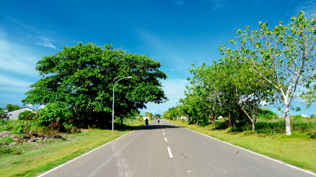 Des motards parcourant les routes de l’île Maurice, profitant d’une aventure authentique et pleine de liberté avec MJ Holidays.