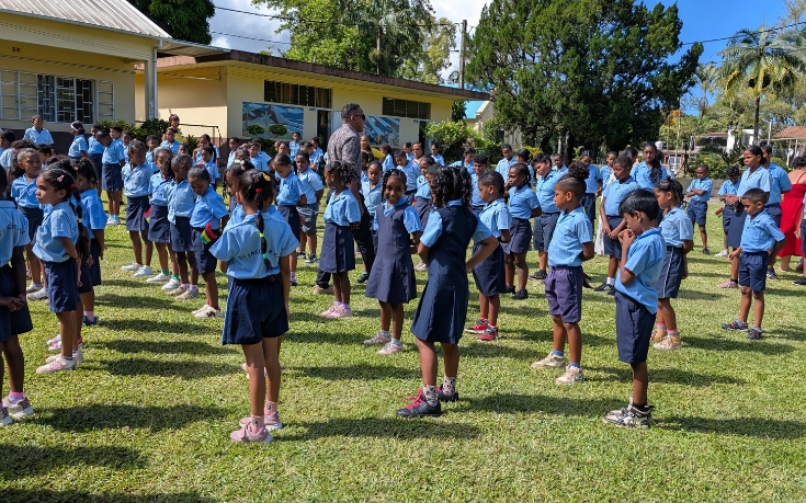 Schoolchildren in Mauritius sharing a moment of local life, a reflection of the cultural authenticity highlighted by MJ Holidays.