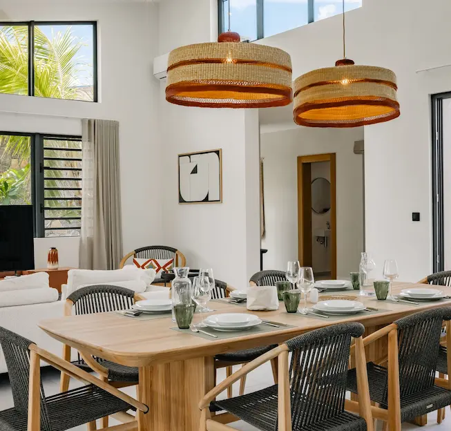 Table à manger élégante et conviviale à la Retreat Pool Villa avec MJ Holidays à l’île Maurice.