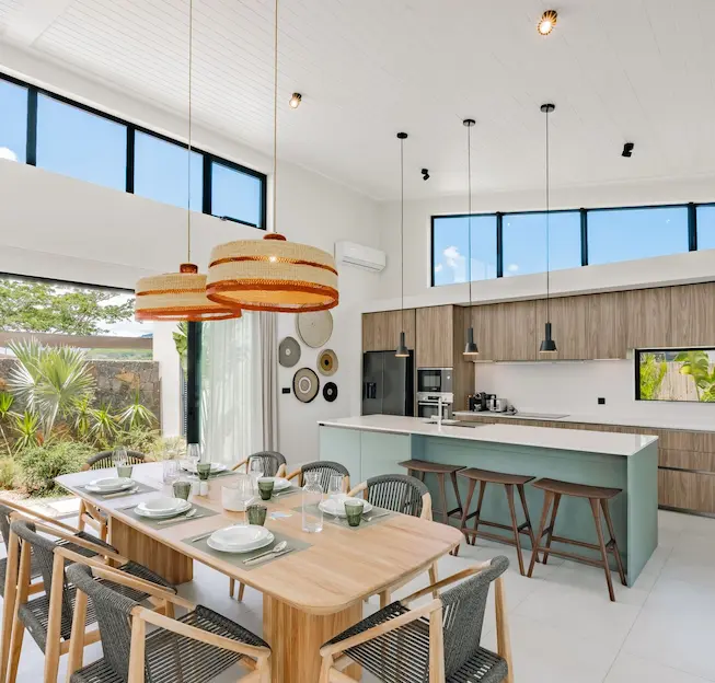 Espace ouvert avec table à manger et cuisine moderne à la Retreat Pool Villa avec MJ Holidays à l’île Maurice.