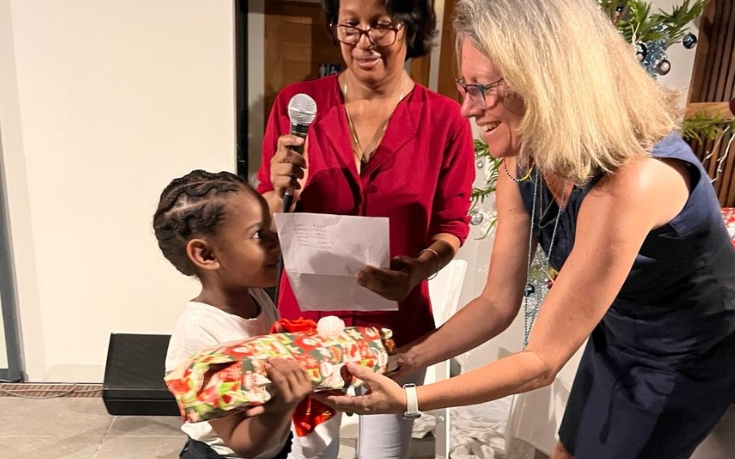 A child receiving a gift in Mauritius, illustrating the attentions and moments of joy offered by MJ Holidays.