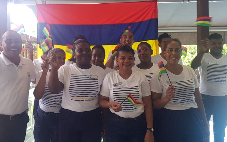 The hotel employees in Mauritius warmly welcome travelers, embodying the spirit of hospitality of MJ Holidays.