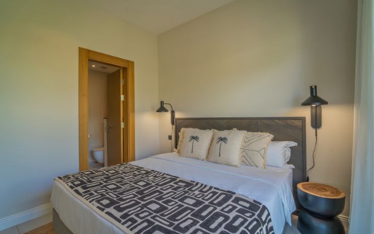 The elegant bedroom of a villa in Mauritius offers comfort and serenity for an exceptional stay with MJ Holidays.