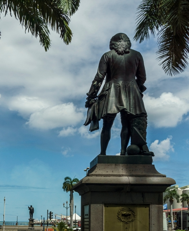Une statue historique à l’île Maurice, représentant l’héritage culturel et les figures emblématiques du passé colonial évoqué par MJ Holidays.