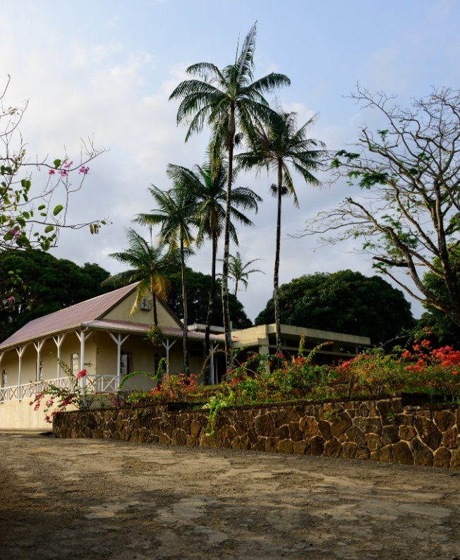 Une bâtisse coloniale ancienne à l’île Maurice, exemple du patrimoine architectural préservé et raconté à travers les visites MJ Holidays.