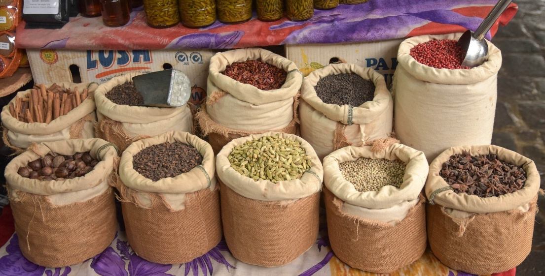 Un sac rempli d’épices mauriciennes, reflétant l’authenticité et la diversité des produits locaux proposés lors des excursions MJ Holidays.