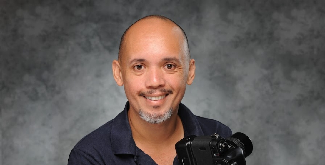 Portrait of the photographer exhibiting at the “Expo” brunch in Mauritius, illustrating the creativity and local talent supported by MJ Holidays.